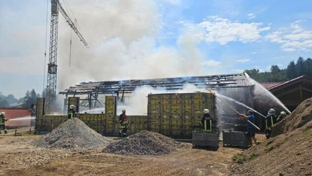 The shed was completely burnt out, but the residential building remained intact. (Bild: FF Weitra)