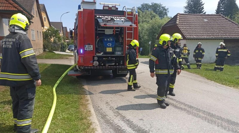 A one and a half kilometer long pipeline had to be laid to supply extinguishing water. (Bild: FF Weitra)