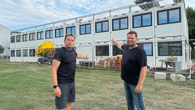 FPÖ local councillor Toni Mahdalik (left) and parents' association representative Manuel Kiesling in front of the mobile classes in Afritschgasse. Many more of these will be needed. (Bild: Anton Mahdalik)