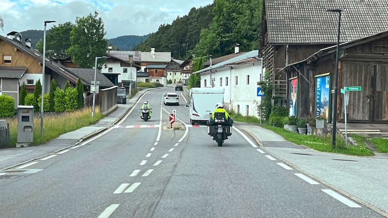 Bis zu 21.000 Fahrzeuge fahren an Spitzentagen mitten durch das Ortszentrum von Leithen. Das Land plant daher eine Entlastung in Form einer großen Umfahrung weiter südlich. (Bild: Neuner Philipp/Krone KREATIV)