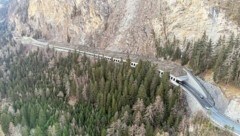 Als „eines der anspruchsvollsten Bauprojekte Tirols“ bezeichnet Günter Guglberger, Leiter des Fachgebiets Brücken- und Tunnelbau beim Land Tirol, den Bau der Kanzelgalerie auf der Reschen-Bundesstraße. (Bild: Land Tirol/ EQ-Vis)