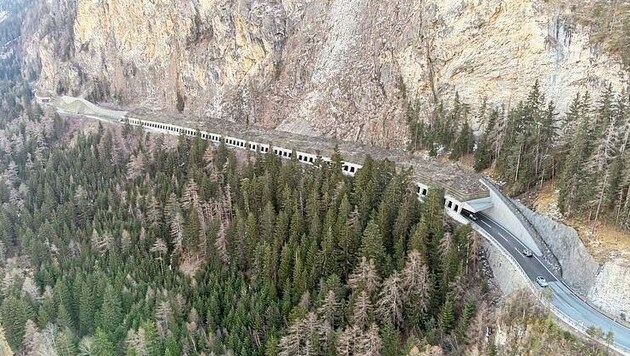 Günter Guglberger, Head of Bridge and Tunnel Construction at the Province of Tyrol, describes the construction of the Kanzelgalerie on the Reschen main road as "one of the most challenging construction projects in Tyrol". (Bild: Land Tirol/ EQ-Vis)