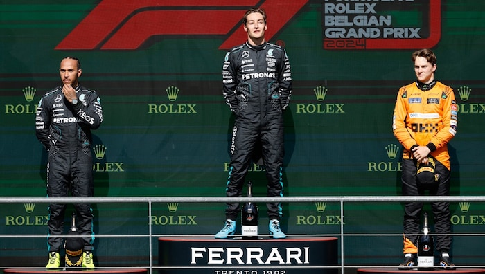 Sieger George Russell (Mitte), Kollege Lewis Hamilton (li.) und der Drittplatzierte Oscar ...