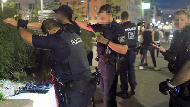 Bis zu 80 Beamte zugleich nahmen den Reumannplatz am Samstagabend in Beschlag. Für häufige Aktionen mit so einem Einschüchterungspotenzial fehlen die Polizisten. (Bild: Bartel Gerhard/Krone KREATIV)