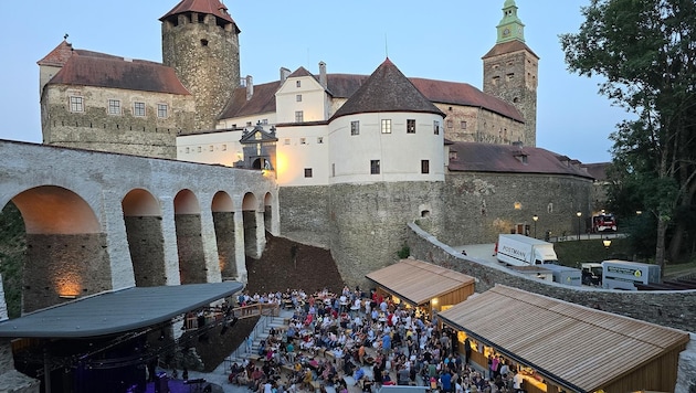 Die Freiluftarena inmitten der beeindruckenden Burgkulisse soll künftig verstärkt Schauplatz für unvergessliche Kulturerlebnisse sein. (Bild: Franz Weber Pressefoto)