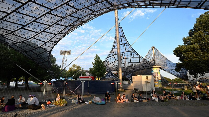 Fans in front of the entrance to the Olympic Stadium (Bild: APA/dpa/Felix Hörhager)