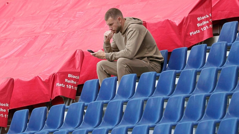 Pavlovic was still present at the runners-up's photo session on July 18. (Bild: Tröster Andreas/Kronen Zeitung)