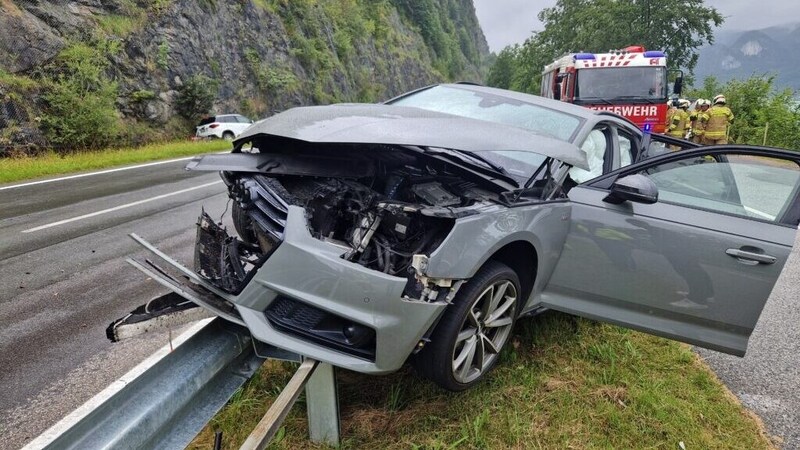 Ein Unfallauto blieb an einer Leitschiene hängen (Bild: Krone KREATIV/FF St. Gilgen)