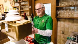 Rapid-Wirt Charly Wendtner zapft etwa Hofmann-Bier. (Bild: Urbantschitsch Mario/Mario Urbantschitsch)