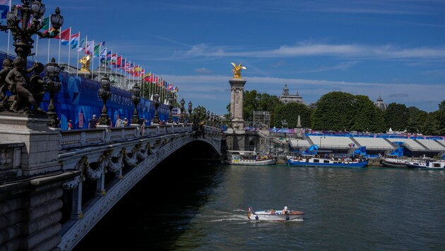 Open water swimming training in the Seine has been canceled. (Bild: Copyright 2024 The Associated Press. All rights reserved)