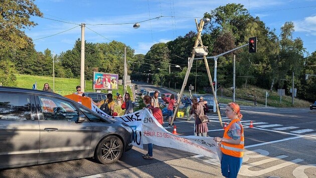 Nichts ging mehr ab der Kreuzung von Waldeggstraße und Ziegeleistraße (Bild: Extinction Rebellion Österreich)