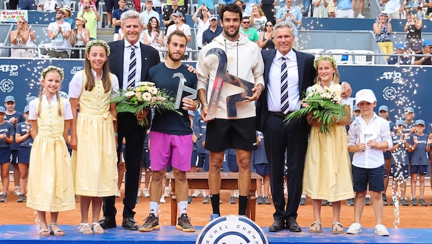 Die Turnierveranstalter Markus Bodner (im Anzug rechts) und Herbert Günther (3. von links) ziehen eine positive Bilanz – mit Sieger Matteo Berrettini und dem Zweitplatzierten Hugo Gaston. (Bild: Birbaumer Christof)