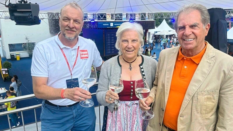 Signe Reisch, manager of the Rasmushof at the foot of the Streif, and Adi Barth are welcome guests at the "Krone". Markus Gassler, head of service at the "Tiroler Krone", poured them a glass of fine wine. (Bild: Tiroler Krone)