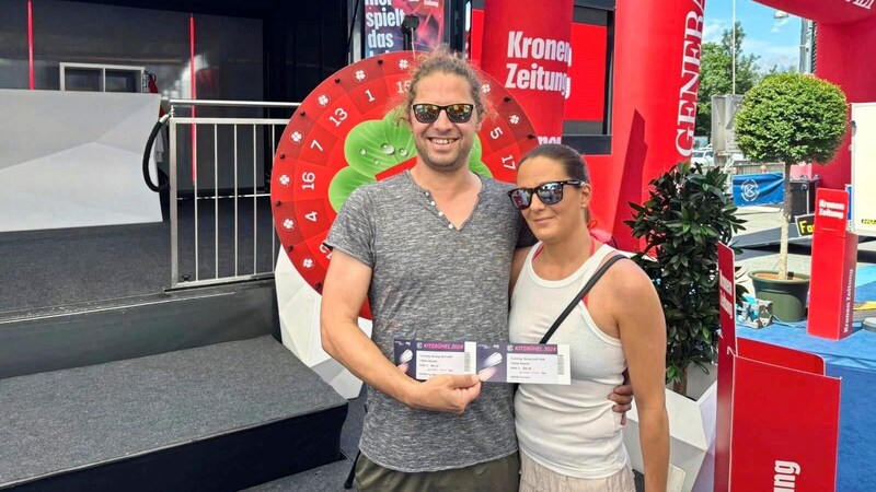 Martin Zehetner und Christiane Leitner aus Kleinstetteldorf konnten ihr Glück kaum fassen! Die beiden sicherten sich zwei Eintrittskarten am „Krone“-Glücksrad, das täglich im Einsatz stand. (Bild: Tiroler Krone)