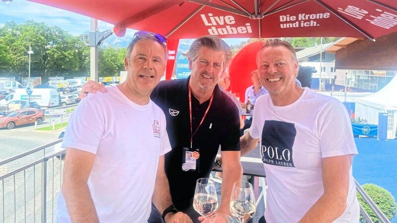 Gerhard Pfeifer, Brigadekommandant der 6. Gebirgsbrigade (links), und Wolfgang Leitner, Pressechef beim Hahnenkamm-Rennen in Kitzbühel (rechts), genossen die Zeit beim „Krone“-Truck mitten im Generali Open-Areal. Sie wurden von Claus Meinert, Chefredakteur der „Tiroler Krone“, herzlich willkommen geheißen. (Bild: Tiroler Krone)