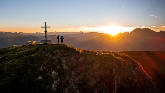 Glockengeläut in der Ferne, letzte Nebelschwaden ziehen himmelwärts. Aus dem Kamin der Almhütte steigt schon Rauch auf und im Ofen knistert bereits das Feuer. (Bild: TVB Grossarltal)