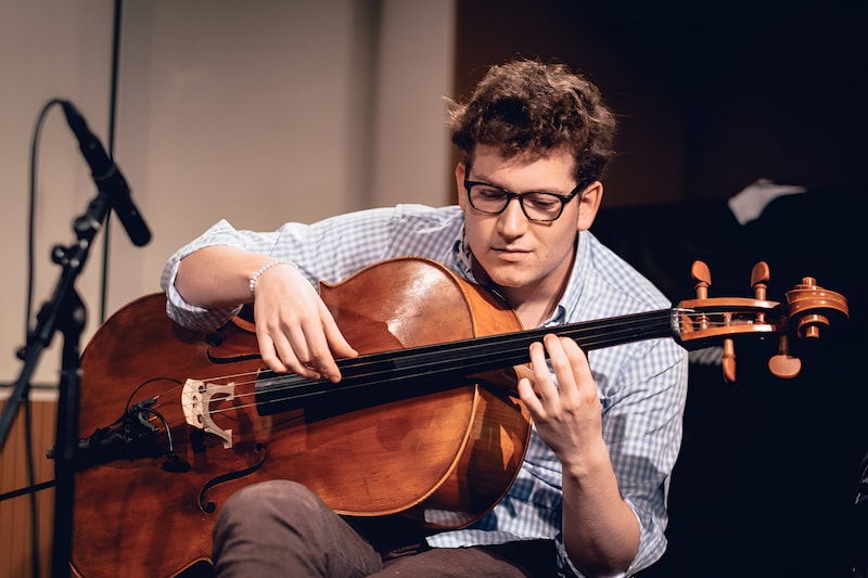 Clemens Sainitzer beim Improvisieren auf seinem Cello (Bild: Jakob Maul)