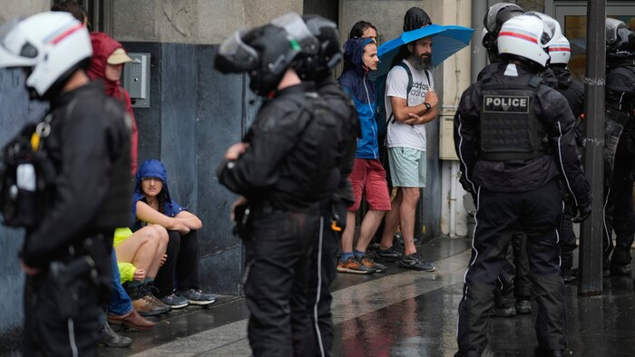 Activists from the radical environmental movement "Extinction Rebellion" had already been arrested on the opening day. 