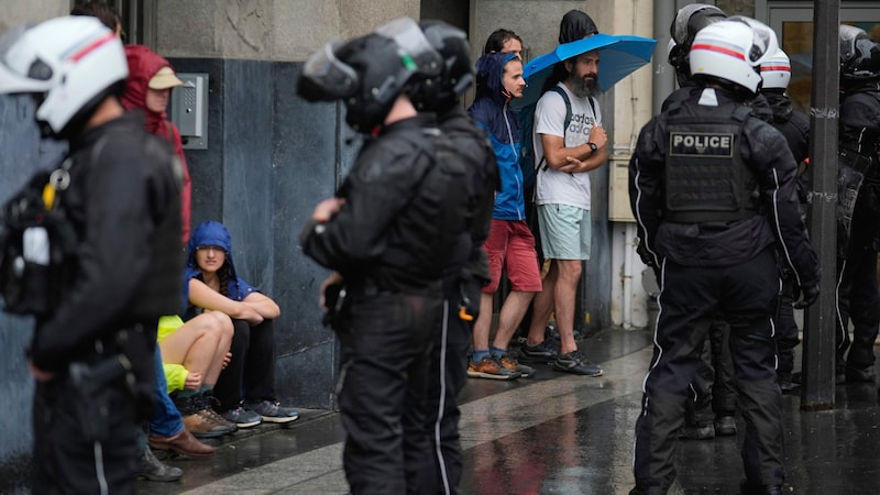 Activists from the radical environmental movement "Extinction Rebellion" had already been arrested on the opening day. (Bild: AP/Copyright 2024 The Associated Press. All rights reserved)