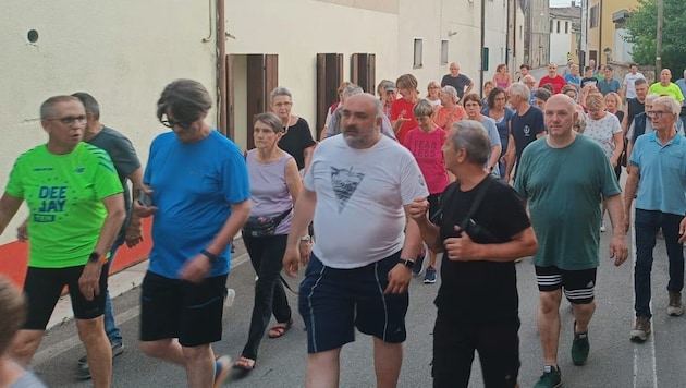 Luciano Bergonese (2nd from right) during consultation hours with his citizens (Bild: Facebook/Luciano Fregonese)