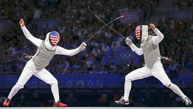 Lee Kiefer (right) was crowned Olympic champion for the second time in Paris. (Bild: AFP/AFP or licensors)