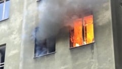 Knapp drei Stunden dauerte der Einsatz in Wien-Meidling. Flammen schlugen aus dem Fenster einer Wohnung. (Bild: Stadt Wien | Feuerwehr)