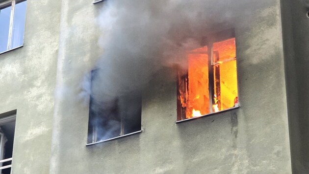 The operation in Vienna-Meidling lasted just under three hours. Flames were shooting out of the window of an apartment. (Bild: Stadt Wien | Feuerwehr)