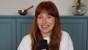 Bianca Heinicke will erfahren, wie es ist, Haare unter den Achseln zu haben.
