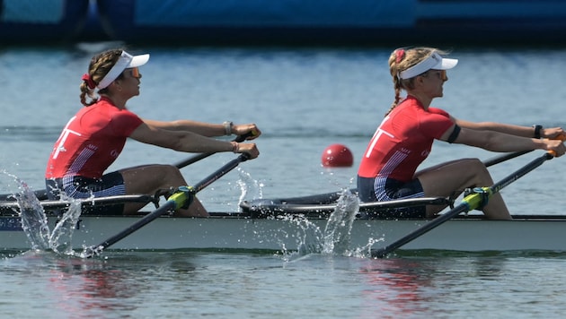 Louisa Altenhuber und Lara Tiefenthaler dürfen auch im Semifinale rudern. (Bild: AFP/APA/Bertrand GUAY)