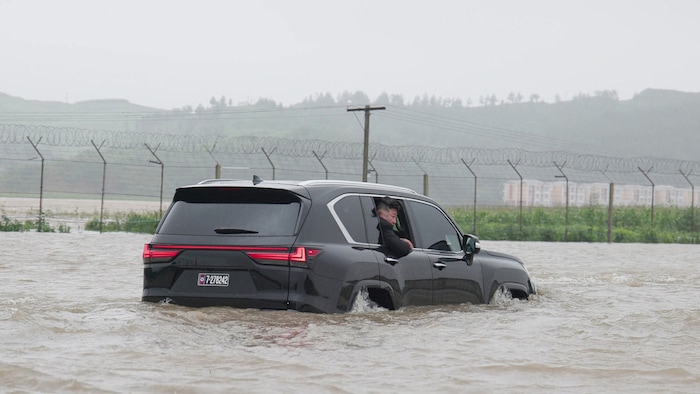 Kim auf überfluteter Straße