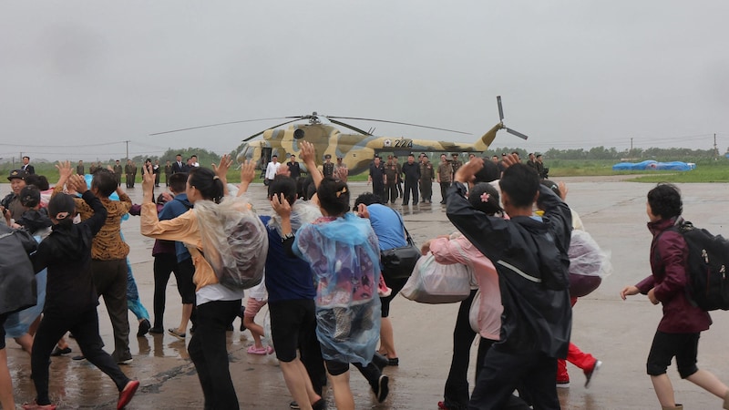 Anwohnerinnen und Anwohner bei ihrer Evakuierung (Bild: AFP/APA/KCNA VIA KNS/STR)