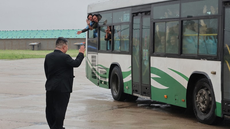 Kim waves to them. (Bild: AFP/APA/KCNA VIA KNS/STR)