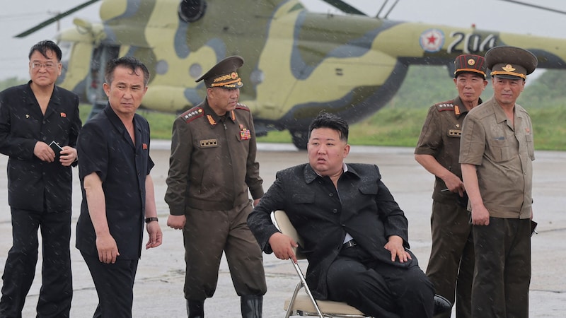 With the emergency team (Bild: AFP/APA/KCNA VIA KNS/STR)