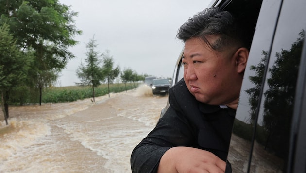 Flooding in the country: North Korea's dictator Kim Jong Un presents himself as the savior of the population. (Bild: AFP/APA/KCNA VIA KNS/STR)