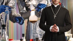 In Niederösterreich wird ein Priester verdächtigt, gemeinsam mit einer zweiten Person Crystal Meth.  (Bild: Krone KREATIV/stock.adobe.com (2))