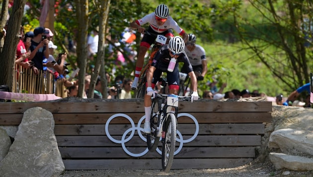 Maximilian Foidl am Hinterrad von Favorit Tom Pidcock. (Bild: AP ( via APA) Austria Presse Agentur/ASSOCIATED PRESS)