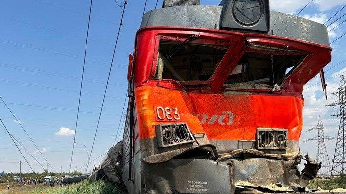 Der Zug stieß mit einem Lastwagen zusammen.