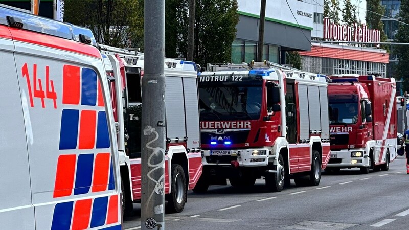 Gleich mehrere Feuerwehren, die Rettung und Polizei waren vor Ort. (Bild: Krone KREATIV/krone.tv/Bischofberger-Mahr)