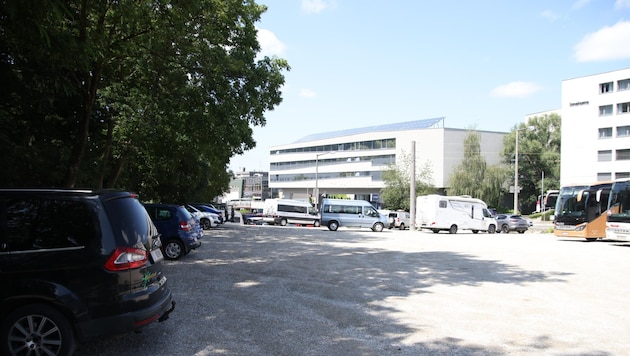 Ehemals Tankstelle, aktuell Parkplatz, bald Baustelle (Bild: Tröster Andreas)