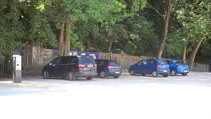 There is still no permit for commercial parking on the private property.