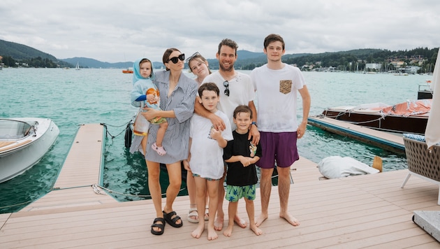 Sprint rocket Mark Cavendish with wife Peta and children Finnbar, Casper, Frey, Delilah and Ashford (from right). (Bild: Kärnten Werbung/Thomas Sobian)