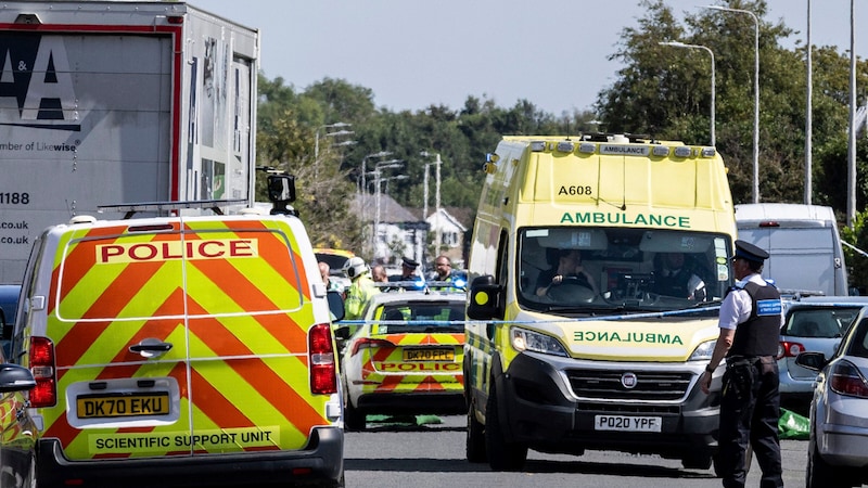 Police and paramedics attended the scene. (Bild: AP/James Speakman)