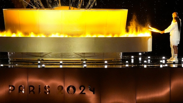 The balloon stands on a metal plate that was lowered into a fountain. (Bild: Copyright 2024 The Associated Press. All rights reserved)