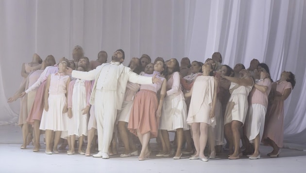 Not even Don Giovanni manages so many Salzburg women: Davide Luciano surrounded by extras (Bild: Monika Rittershaus, Salzburger Festspiele)