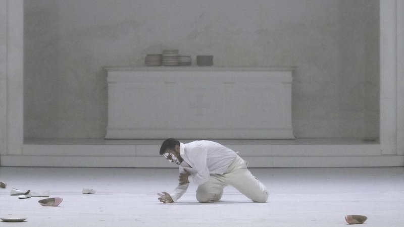 All in white: Don Giovanni's journey to hell (Bild: Monika Rittershaus, Salzburger Festspiele)