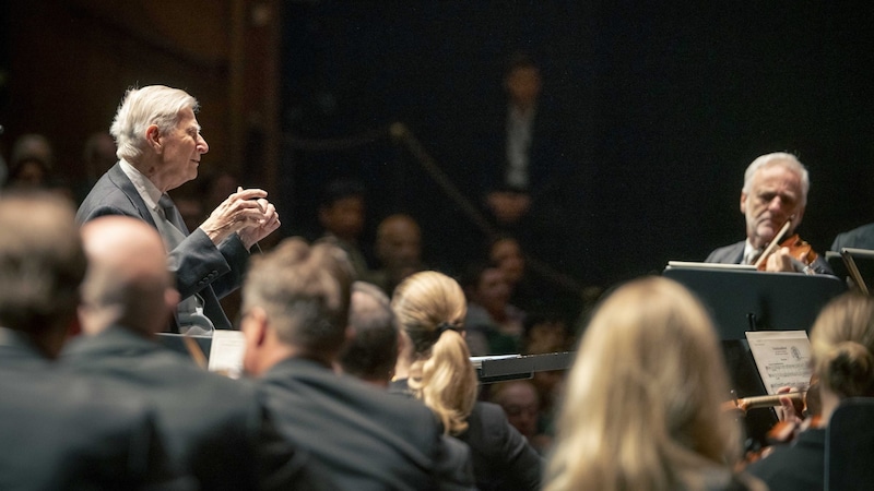 Herbert Blomstedt conducting the Vienna Philharmonic Orchestra (Bild: Salzburger Festspiele © Marco Borrelli)