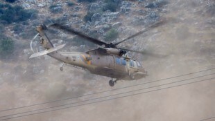 Ein israelischer Militärhelikopter in der Nähe der Golanhöhen (Bild: APA/AFP/Jalaa MAREY)