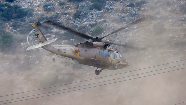 An Israeli military helicopter near the Golan Heights (Bild: APA/AFP/Jalaa MAREY)