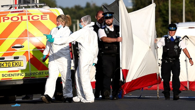 Nationwide horror after the knife attack (Bild: APA/AFP/Darren Staples)