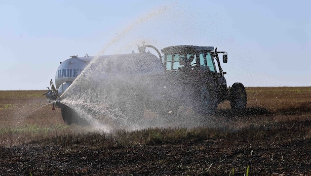 Ein Landwirt half bei den Löscharbeiten mit (Bild: Pressefoto Scharinger © Daniel Scharinger)